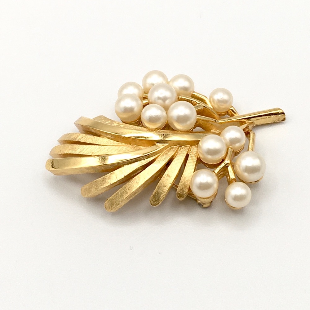 Vintage Crown Trifari Gold Tone Floral Style Brooch with Faux Pearls - Picture 3 of 8